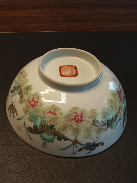 古玩陶瓷大清同治年製官窯本朝款粉彩蝶戀花紋花口碗拍賣,當前價格3200元