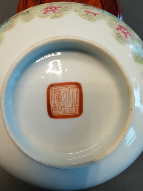古玩陶瓷大清同治年製官窯本朝款粉彩蝶戀花紋花口碗拍賣,當前價格3200元
