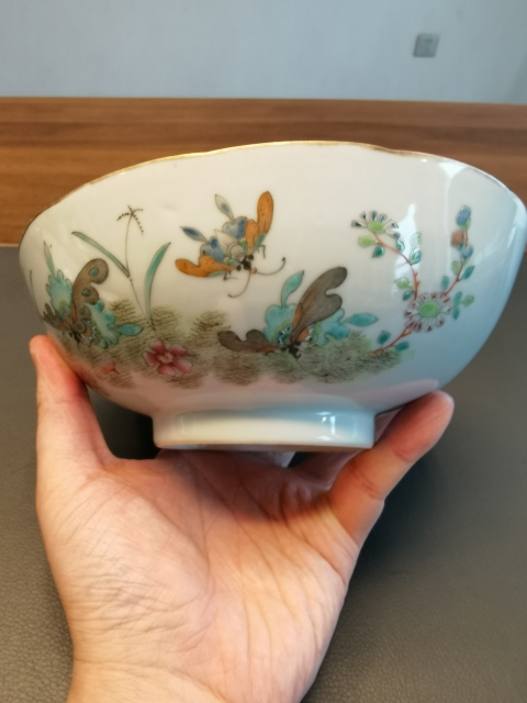 古玩陶瓷大清同治年製官窯本朝款粉彩蝶戀花紋花口碗拍賣,當前價格3200元