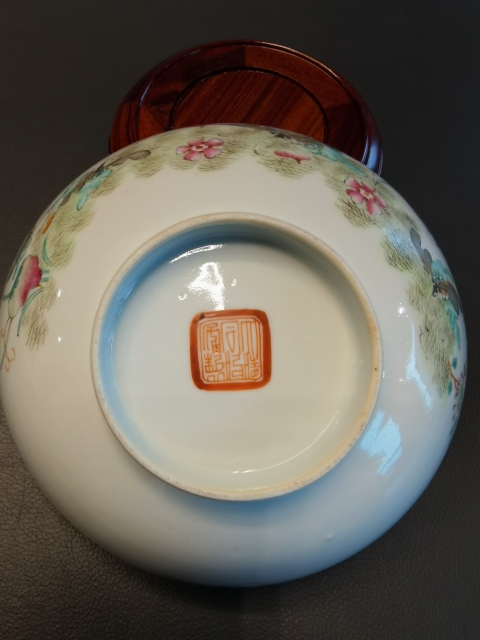 古玩陶瓷大清同治年製官窯本朝款粉彩蝶戀花紋花口碗拍賣,當前價格3200元