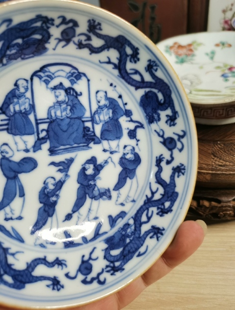 古玩陶瓷清中期青花利見大人醬口碟拍賣,當前價格1500元