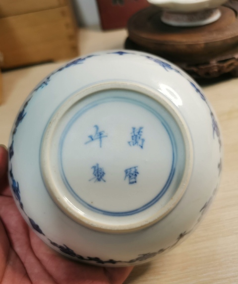古玩陶瓷清中期青花利見大人醬口碟拍賣,當前價格1500元