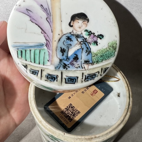 古玩陶瓷稀有！民國名家洪步余 粉彩小腳女人節盒 原配全套拍賣，當前價格1850元