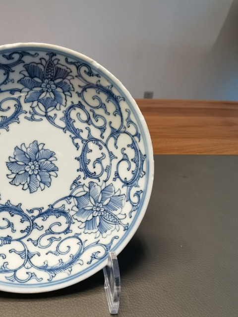 古玩陶瓷大清嘉慶年製本朝官窯款青花淡描花卉紋盤(pán)拍賣(mài),當(dāng)前價(jià)格750元