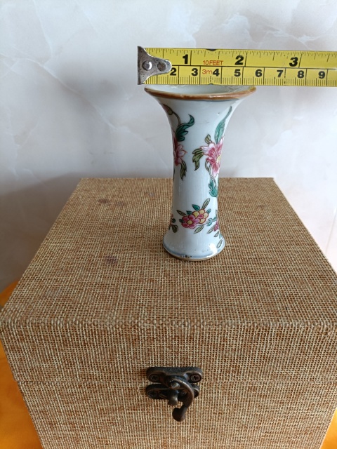 古玩陶瓷清雍正粉彩洞石花卉紋小花觚拍賣，當前價格980元