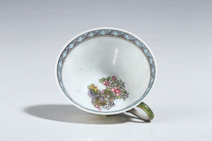 古玩陶瓷清雍正·粉彩開(kāi)窗花卉紋把杯拍賣,當(dāng)前價(jià)格3774元