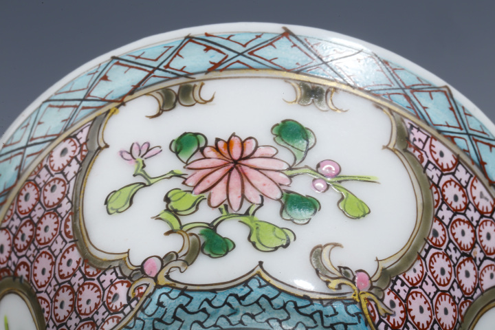 古玩陶瓷清雍正·粉彩開(kāi)窗花卉紋把杯拍賣,當(dāng)前價(jià)格3774元