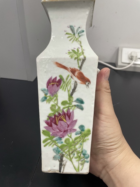 古玩陶瓷清末民初·御窯畫師張子英淺絳彩花鳥詩文獅耳四方瓶拍賣,當前價格2800元