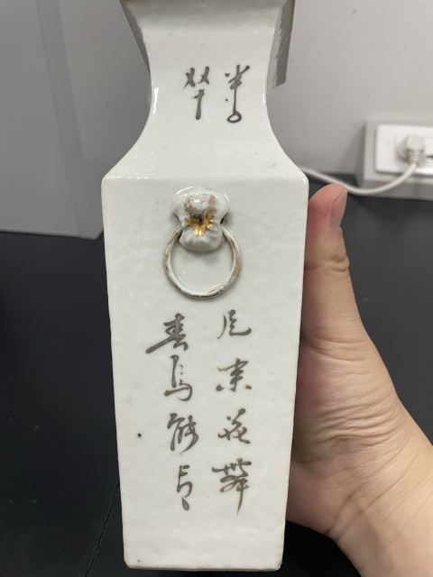 古玩陶瓷清末民初·御窯畫師張子英淺絳彩花鳥詩文獅耳四方瓶拍賣,當前價格2800元