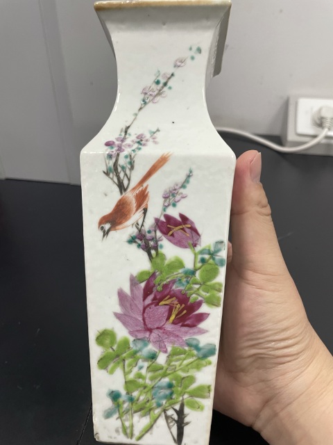 古玩陶瓷清末民初·御窯畫師張子英淺絳彩花鳥詩文獅耳四方瓶拍賣,當前價格2800元