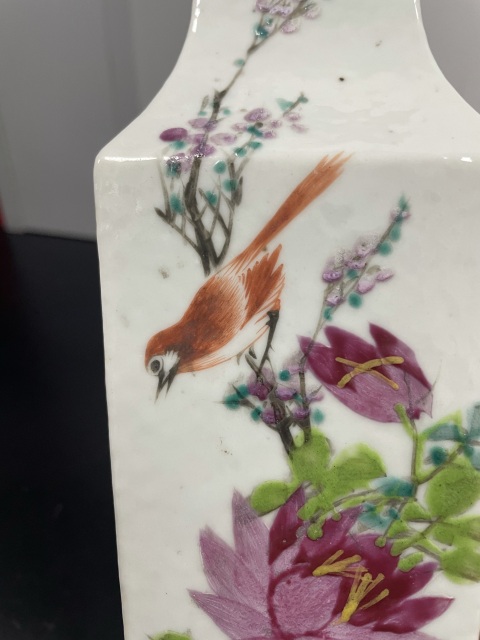 古玩陶瓷清末民初·御窯畫師張子英淺絳彩花鳥詩文獅耳四方瓶拍賣,當前價格2800元