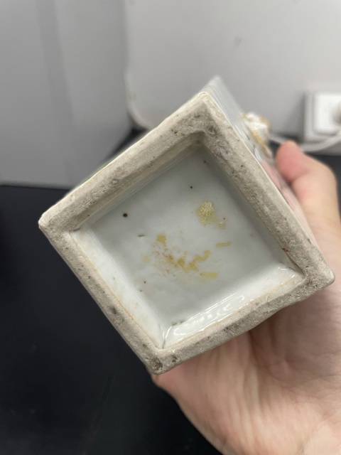 古玩陶瓷清末民初·御窯畫師張子英淺絳彩花鳥詩文獅耳四方瓶拍賣,當前價格2800元