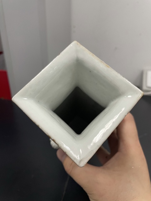 古玩陶瓷清末民初·御窯畫師張子英淺絳彩花鳥詩文獅耳四方瓶拍賣,當前價格2800元
