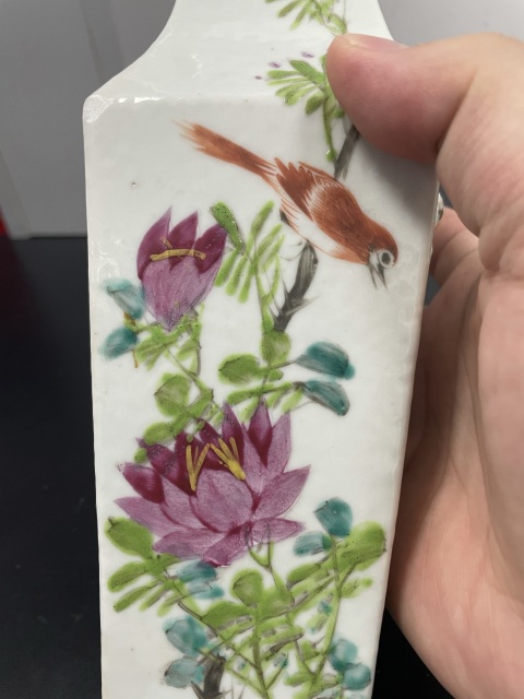 古玩陶瓷清末民初·御窯畫師張子英淺絳彩花鳥詩文獅耳四方瓶拍賣,當前價格2800元