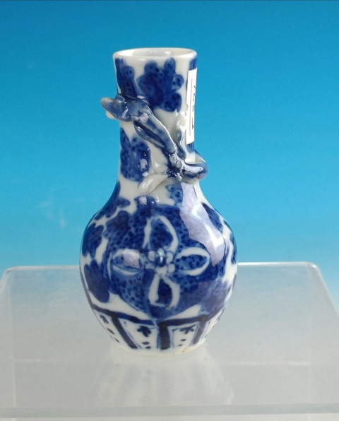 古玩陶瓷青花纏枝花卉貼塑龍紋瓶拍賣，當(dāng)前價(jià)格2000元