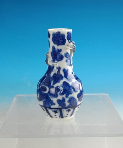 古玩陶瓷青花纏枝花卉貼塑龍紋瓶拍賣，當(dāng)前價(jià)格2000元