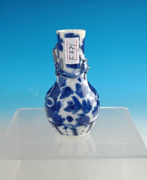 古玩陶瓷青花纏枝花卉貼塑龍紋瓶拍賣，當(dāng)前價(jià)格2000元