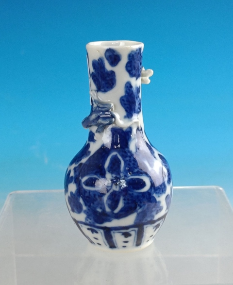 古玩陶瓷青花纏枝花卉貼塑龍紋瓶拍賣，當(dāng)前價(jià)格2000元