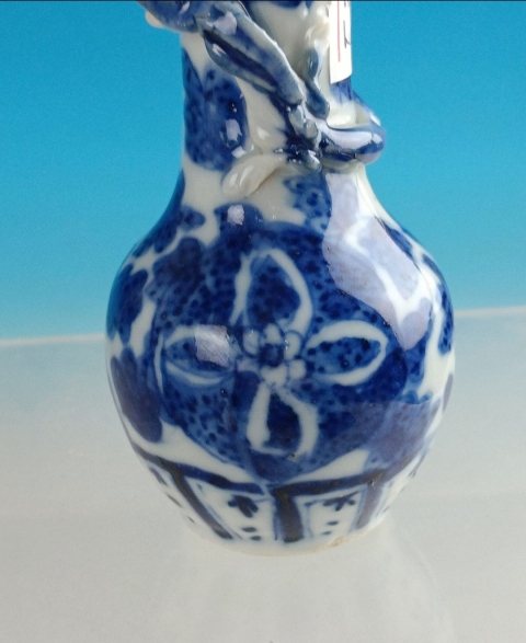 古玩陶瓷青花纏枝花卉貼塑龍紋瓶拍賣，當(dāng)前價(jià)格2000元