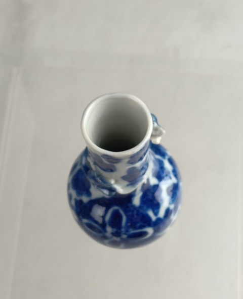 古玩陶瓷青花纏枝花卉貼塑龍紋瓶拍賣，當(dāng)前價(jià)格2000元