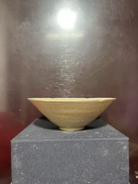 古玩陶瓷宋青黃釉刻劃花葵口碗拍賣，當前價格4500元