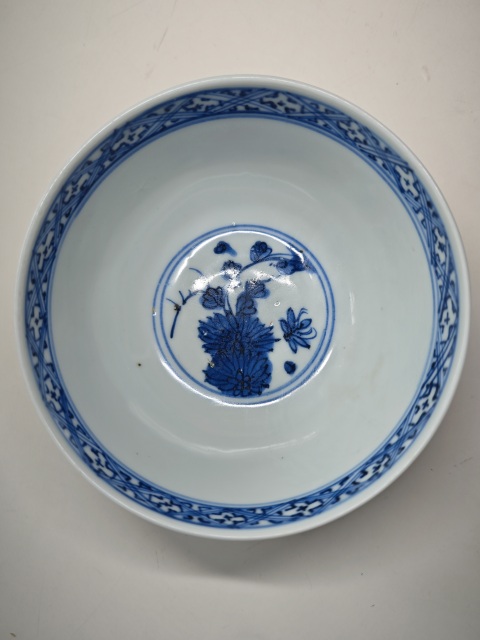 古玩陶瓷明晚期青花花蝶紋暗刻茶碗拍賣，當前價格4321元