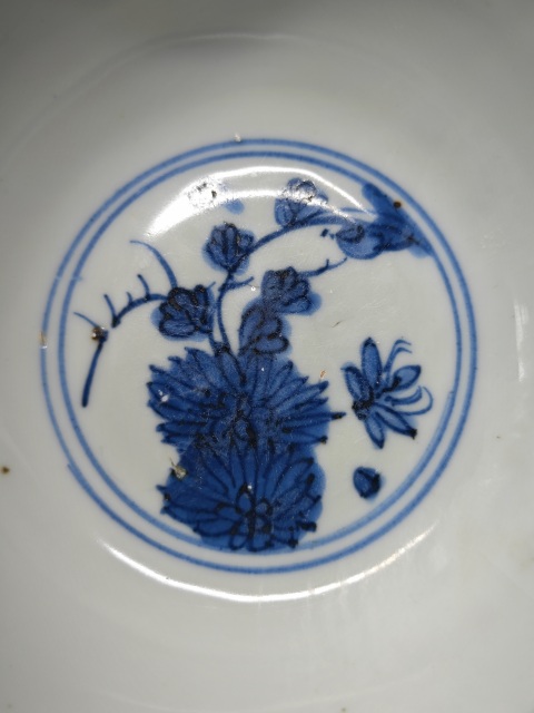 古玩陶瓷明晚期青花花蝶紋暗刻茶碗拍賣，當前價格4321元