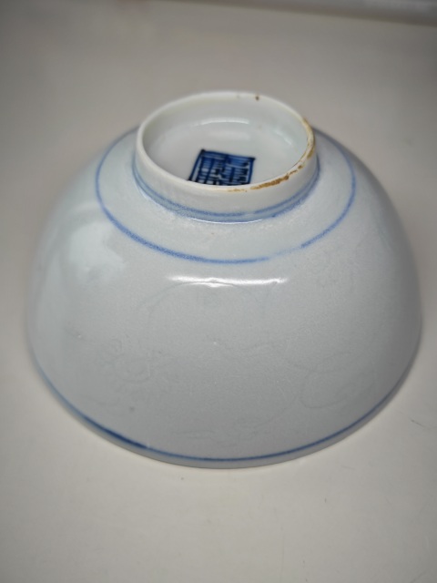 古玩陶瓷明晚期青花花蝶紋暗刻茶碗拍賣，當前價格4321元