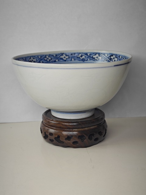 古玩陶瓷明晚期青花花蝶紋暗刻茶碗拍賣，當前價格4321元