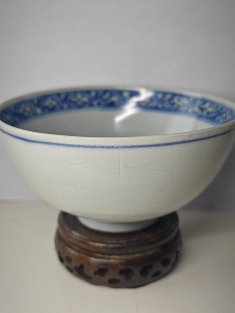 古玩陶瓷明晚期青花花蝶紋暗刻茶碗拍賣，當前價格4321元