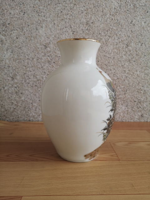 古玩陶瓷花鳥(niǎo)紋彩繪瓶拍賣,當(dāng)前價(jià)格260元