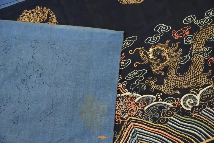 古玩雜項晚清朝服刺繡膝襕（2.88米）拍賣，當前價格11888元