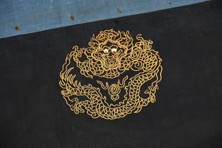 古玩雜項晚清朝服刺繡膝襕（2.88米）拍賣，當前價格11888元