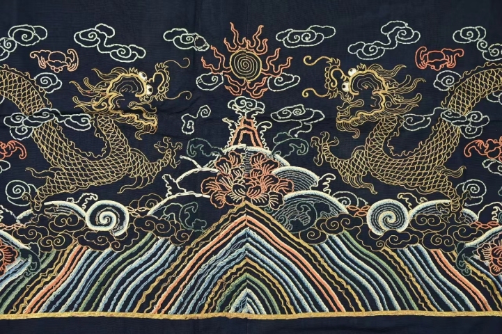 古玩雜項晚清朝服刺繡膝襕（2.88米）拍賣，當前價格11888元