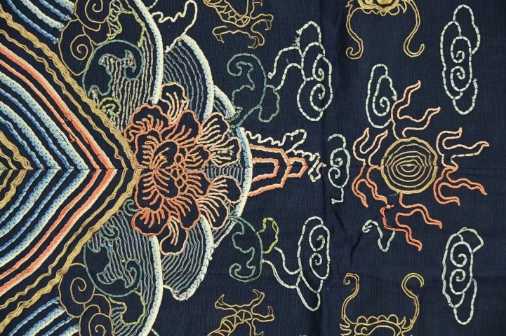 古玩雜項晚清朝服刺繡膝襕（2.88米）拍賣，當前價格11888元