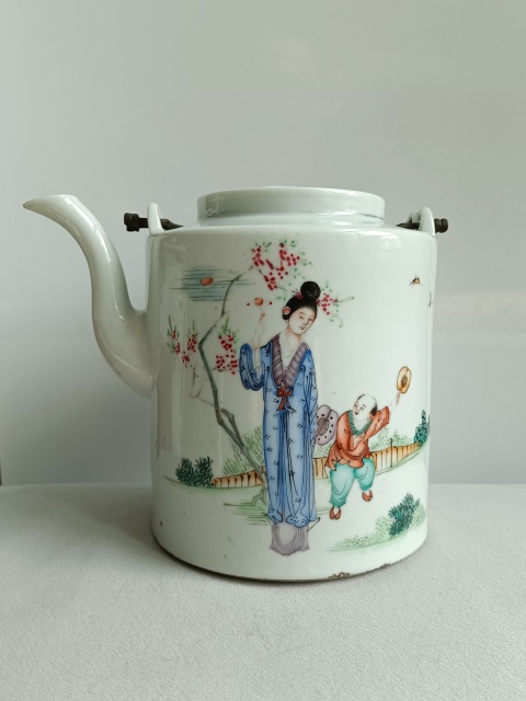 古玩陶瓷粉彩教子圖人物紋提梁壺拍賣,當前價格980元