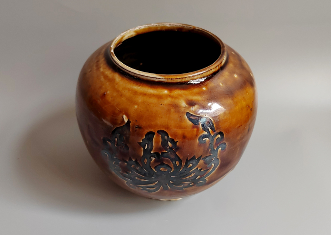古玩陶瓷晚清剪紙蝴蝶紋罐拍賣,當前價格450元