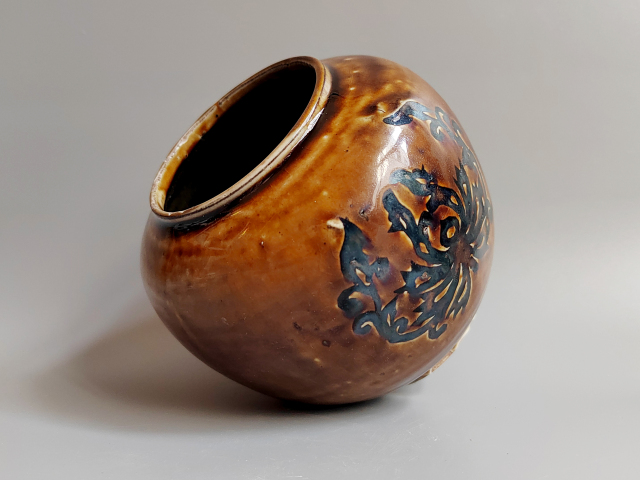 古玩陶瓷晚清剪紙蝴蝶紋罐拍賣,當前價格450元