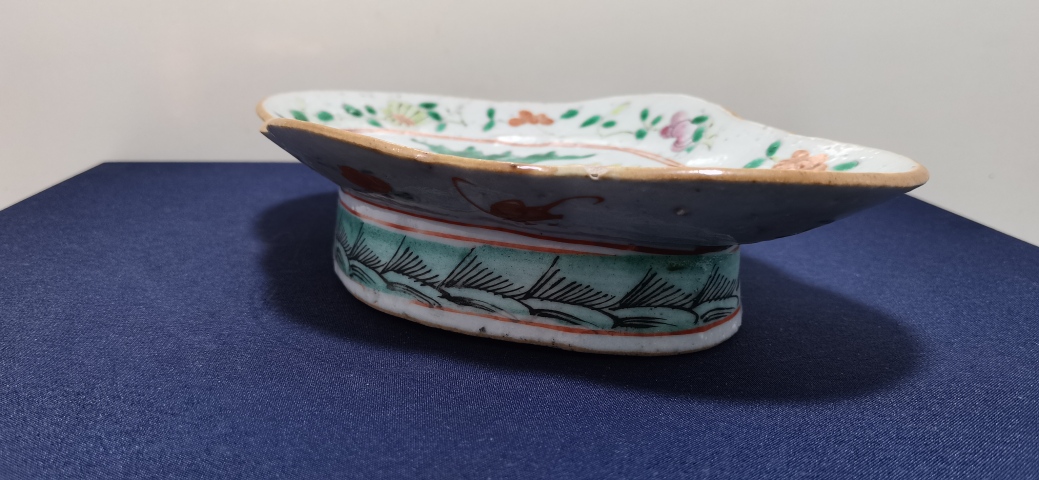 古玩陶瓷粉彩滿池矯圖花口盤拍賣，當(dāng)前價(jià)格1000元