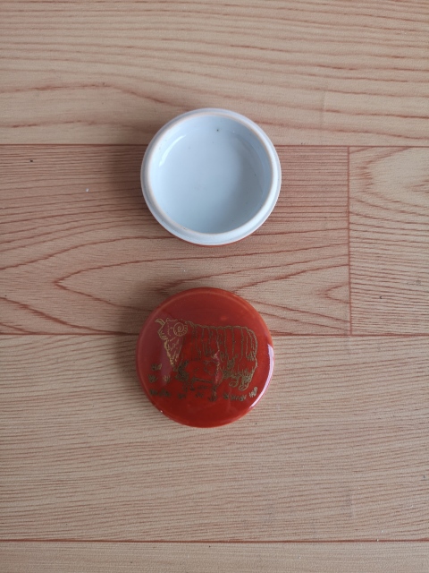 古玩陶瓷**紅釉描金蓋盒拍賣,當(dāng)前價(jià)格220元