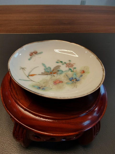 古玩陶瓷大清同治年製官窯本朝款粉彩蝶戀花紋筆添拍賣,當前價格750元