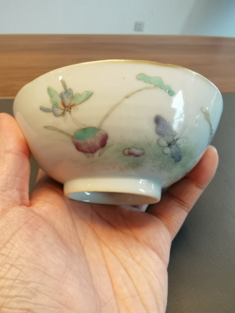 古玩陶瓷大清同治年製官窯本朝款粉彩蝶戀花紋茶碗拍賣，當前價格2100元