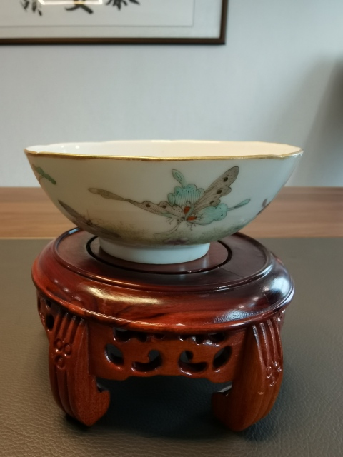 域鉴古玩】大清同治年製官窑本朝款粉彩蝶恋花纹茶碗拍卖价格