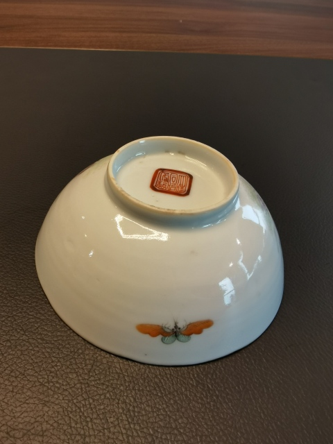 古玩陶瓷大清同治年製官窯本朝款粉彩蝶戀花紋茶碗拍賣，當前價格2100元