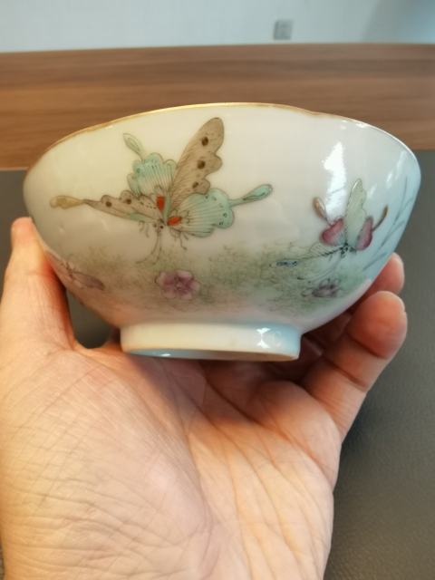 古玩陶瓷大清同治年製官窯本朝款粉彩蝶戀花紋茶碗拍賣，當前價格2100元