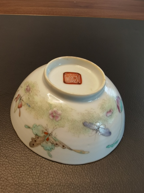古玩陶瓷大清同治年製官窯本朝款粉彩蝶戀花紋茶碗拍賣，當前價格2100元