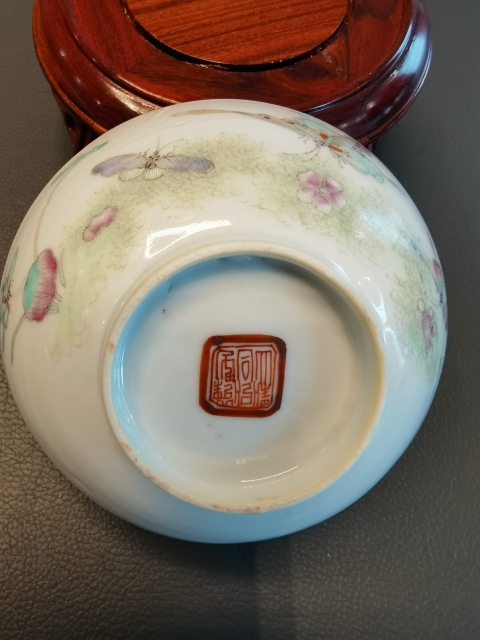 古玩陶瓷大清同治年製官窯本朝款粉彩蝶戀花紋茶碗拍賣，當前價格2100元