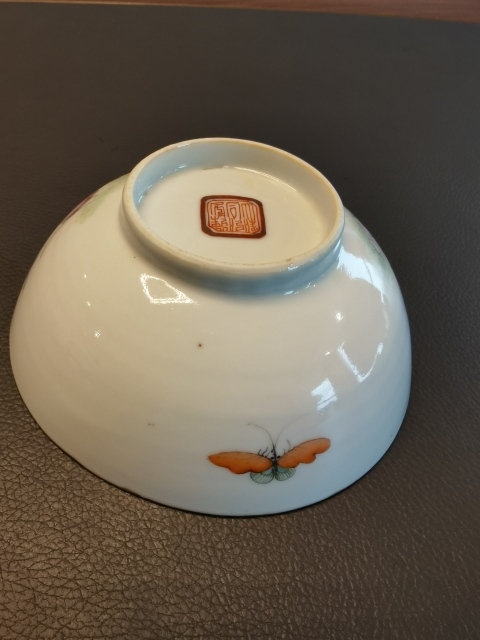 古玩陶瓷大清同治年製官窯本朝款粉彩蝶戀花紋茶碗拍賣,當前價格2180元