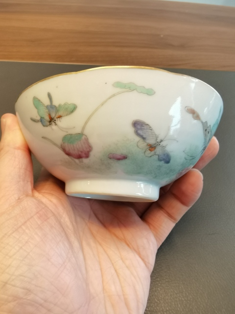 古玩陶瓷大清同治年製官窯本朝款粉彩蝶戀花紋茶碗拍賣,當前價格2180元