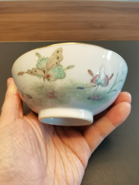 古玩陶瓷大清同治年製官窯本朝款粉彩蝶戀花紋茶碗拍賣,當前價格2180元